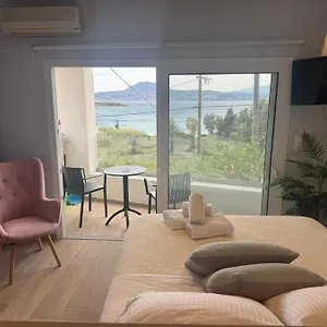 https://eleutherias-suite-beachfront-with-seaview.rethymnohotels.net